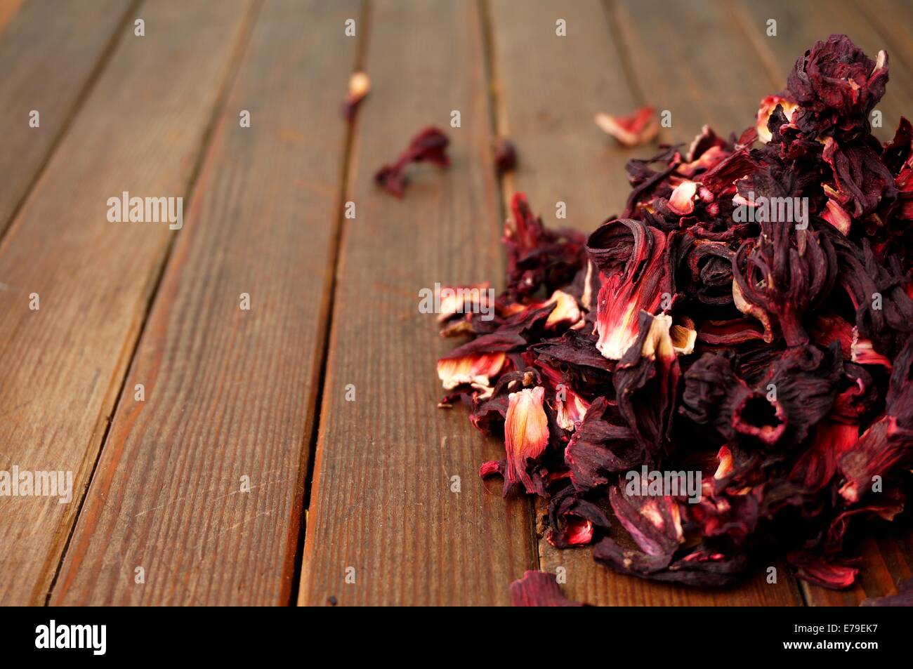 getrocknete Hibiskusblüten, ideal für eine warme Tasse Tee Stockfoto