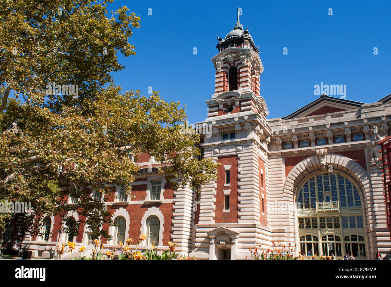 Ellis Island. Diese Insel war das wichtigste Tor zum alle Einwanderer in New York von 1892 bis 1954. Hier verbrachte sie fast 100 Millionen Menschen vor allem aus Irland, England, Deutschland und Italien unter den anderen Ländern, die zuerst untersucht wurden, um sicherzustellen, dass sie keine Krankheit hatten, und wurden dann aufgezeichnet. Gegenwärtig, und anhand von Fotografien, Gepäck und ähnliche waren, diese Einwanderer, die eine machen eine ziemlich gute Vorstellung von dem, was sie lebten. Stockfoto