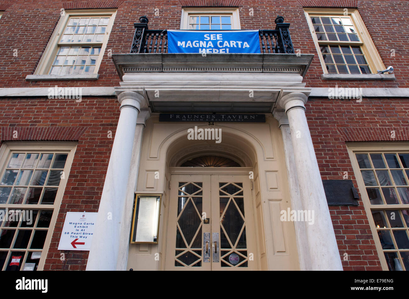 Historischen Fraunces Tavern, lower Manhattan, New York City, USA. Fraunces Tavern in New York City ist eine Taverne, Restaurant und Museum befindet sich in einer mutmaßlichen Rekonstruktion eines Gebäudes, das eine herausragende in vor der Revolution und die Geschichte der amerikanischen Revolution Rolle. Das Gebäude, gelegen bei 54 Pearl Street an der Ecke Broad Street, gehört von Söhnen der Revolution im Bundesstaat New York Inc. seit 1904, die behauptet, dass es das älteste erhaltene Gebäude in Manhattan. Stockfoto