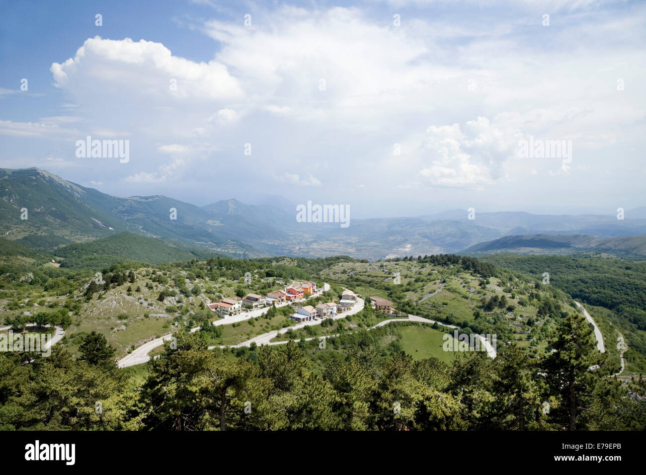 Abruzzese Landschaft in Italien in der Dämmerung zeigt ein kleines Dorf in der Ferne Stockfoto