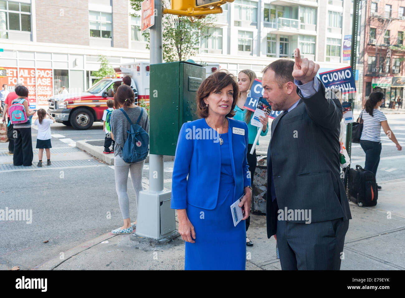 Gouverneur Andrew Cuomo Kandidaten für die Vizepräsidentschaft, Kathy Hochul, Center, Kampagnen mit NYC Councilmember Corey Johnson Stockfoto