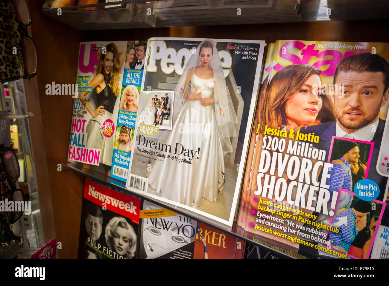 People-Magazin mit der Hochzeit von Angelina Jolie und Brad Pitt auf einem Kiosk mit andere Promi-Magazine zu sehen ist Stockfoto