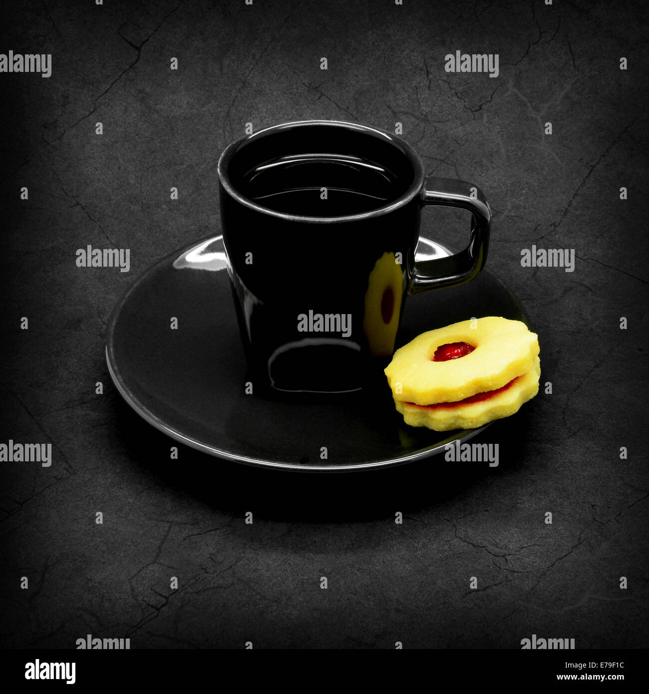 Schwarze Tasse Kaffee auf einem grauen geknackt Hintergrund und Plätzchen mit Marmelade. Stockfoto