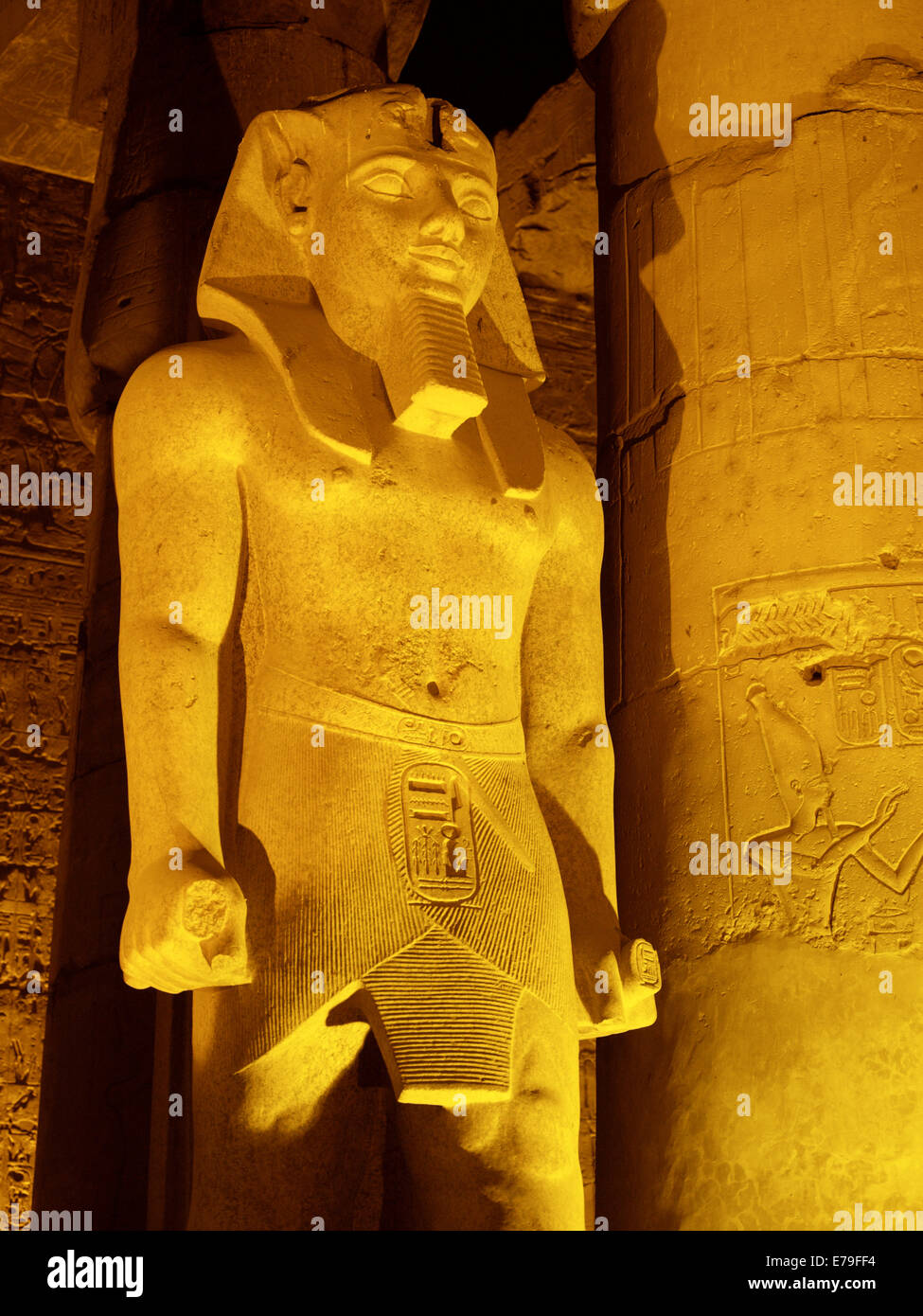 Eine beleuchtete Statue von Ramses II. im großen Hof von Ramses II in dem Tempel des Amun in Luxor Stockfoto