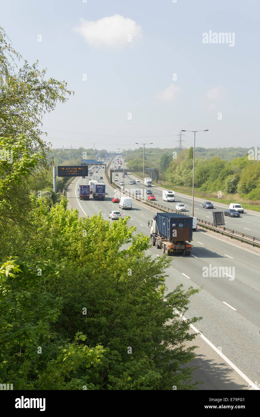 Verkehr auf der vierspurigen Abschnitt der M60 Autobahn in der Nähe von Prestwich, Manchester, auf der Suche nach Westen über das Irwell Tal. Stockfoto