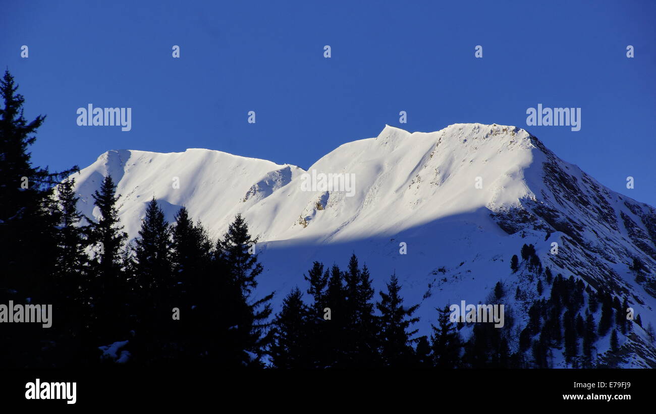 Karpaten Gipfel bedeckt mit Schnee (Rumänien). Stockfoto
