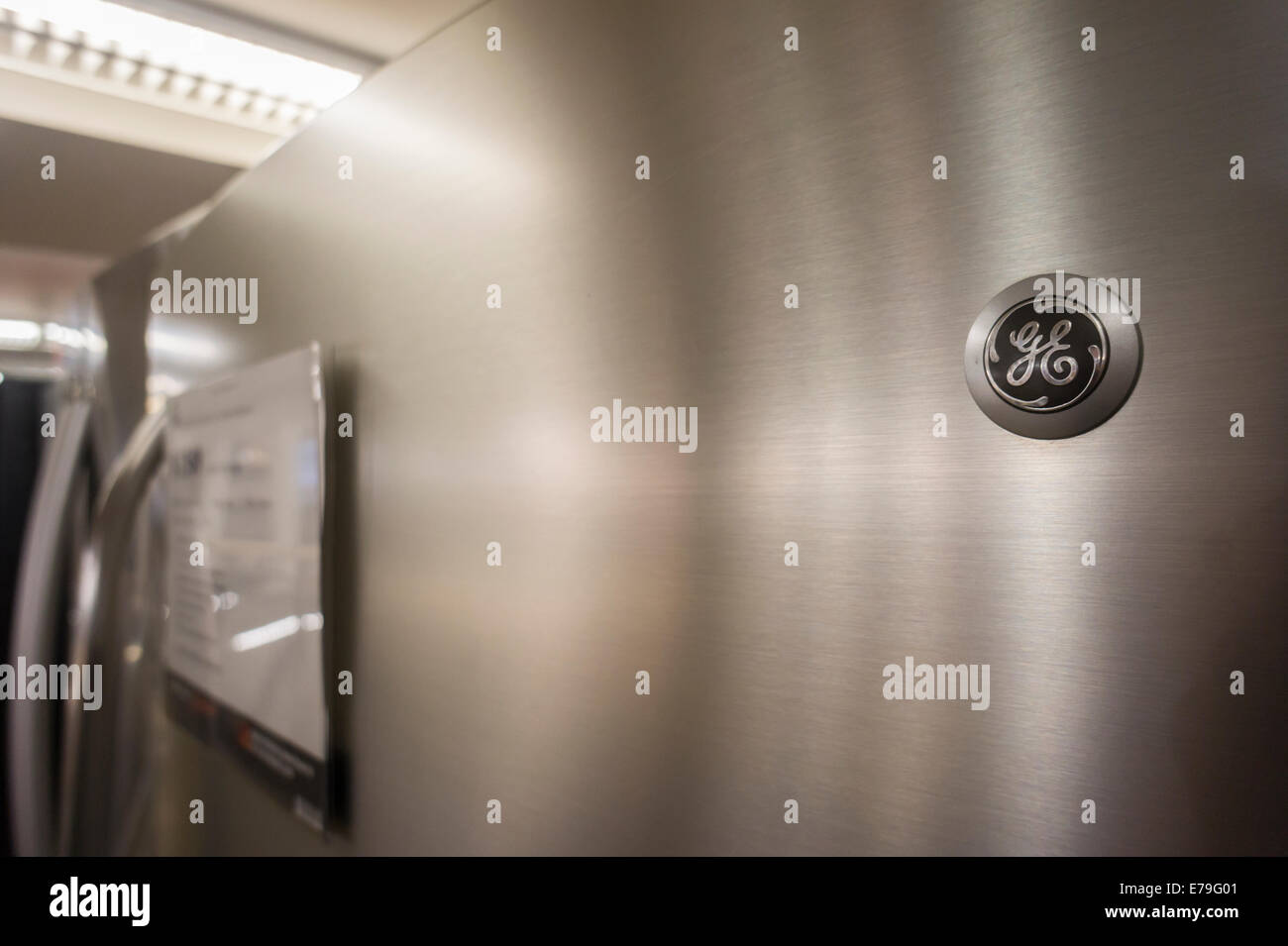 Ein General Electric Kühlschrank in einem Home Depot in New York  Stockfotografie - Alamy