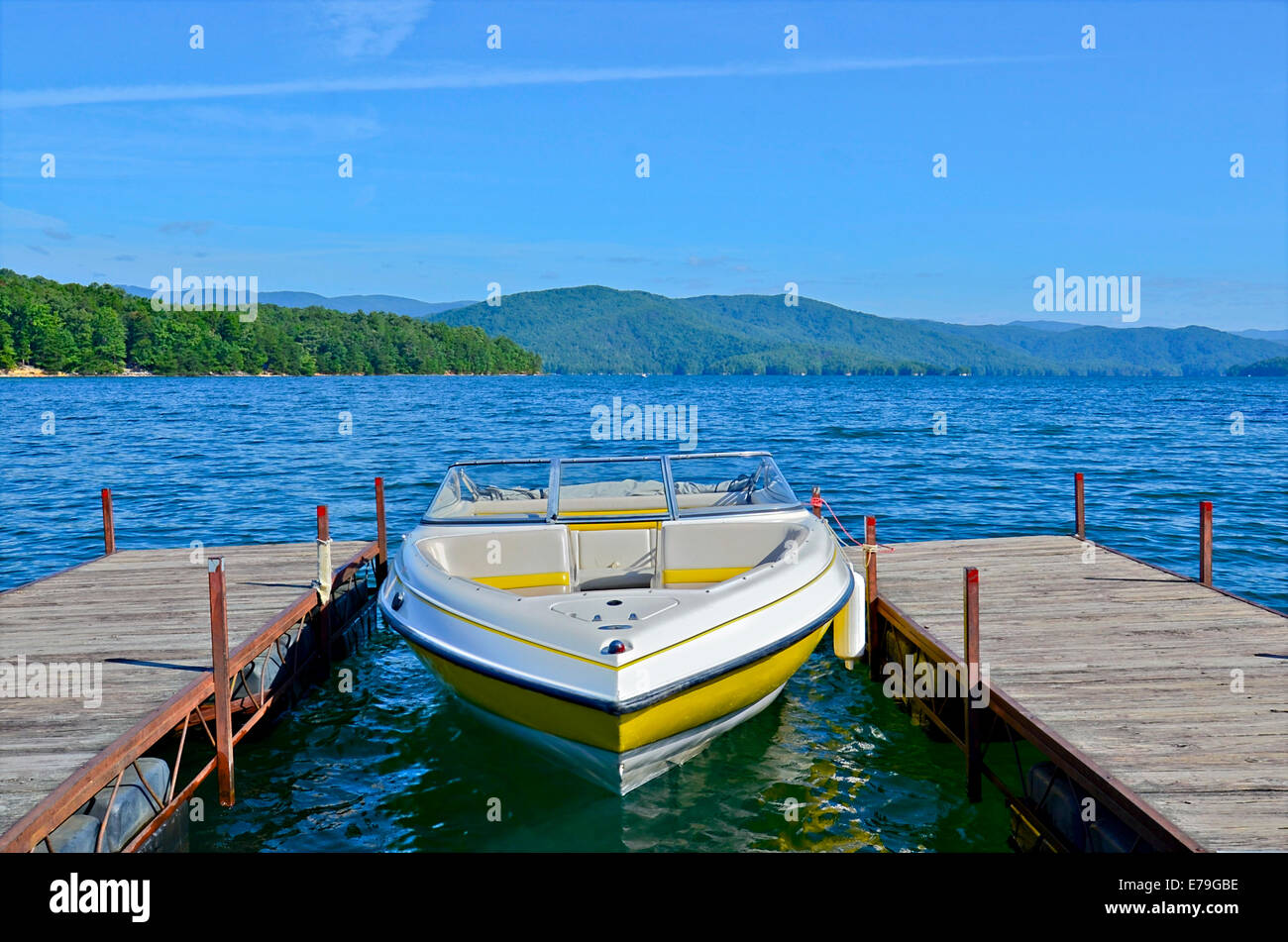 Ein Boot gefesselt an einem Dock am See Jocassee in South Carolina. Stockfoto
