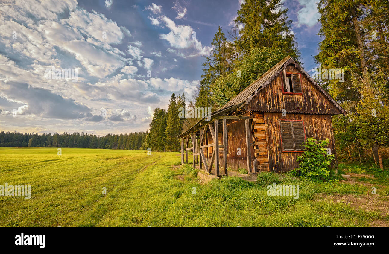 Gebrauchte Holz-Ferienhaus in der Wildnis. HDR-Bild. Stockfoto