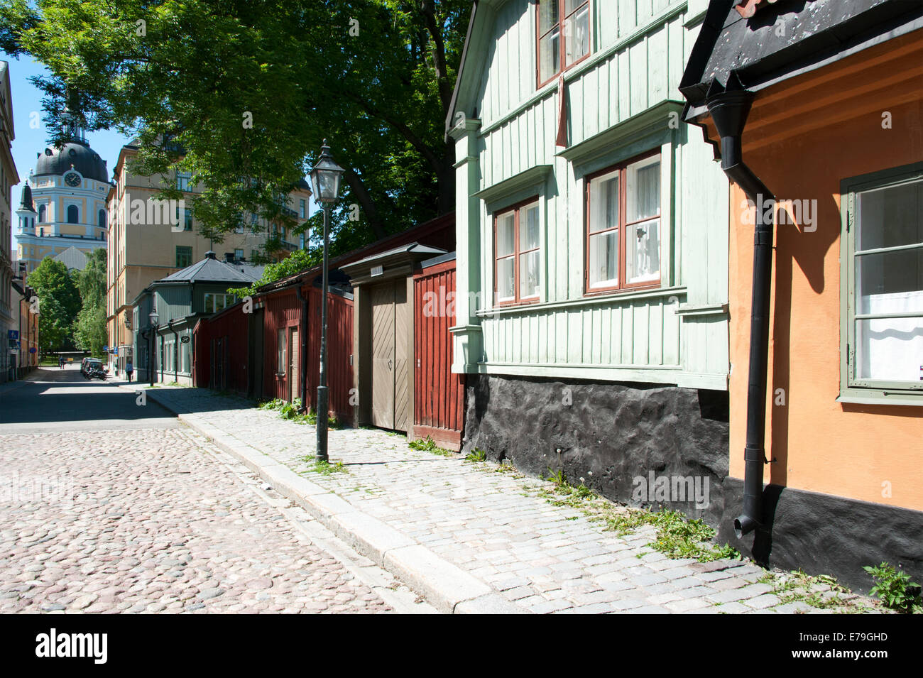 Bezirk Sodermalm, Stockholm, mit Katarina Kyrka Kirche, alten Häusern und gepflasterten Straße. Stockfoto