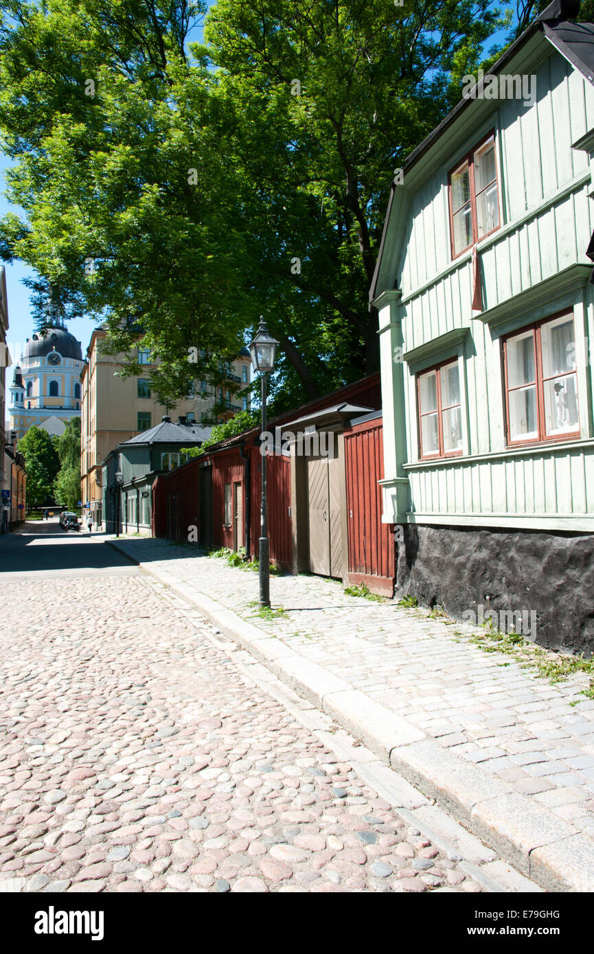 Bezirk Sodermalm, Stockholm, mit Katarina Kyrka Kirche, alten Häusern und gepflasterten Straße. Stockfoto