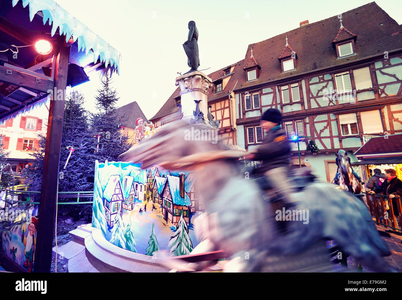 Kinder Karussell fahren zu Weihnachten. Colmar. Haut-Rhin. Das Elsass. Frankreich. Stockfoto