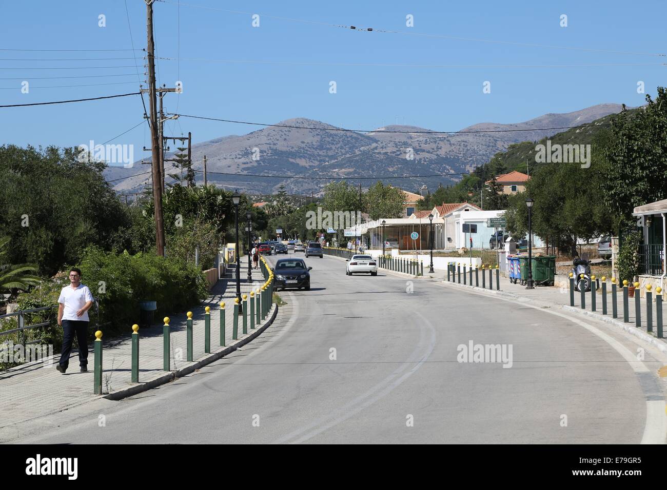 Main Street und Straße durch Lassi, Kefalonia, Griechenland Stockfoto