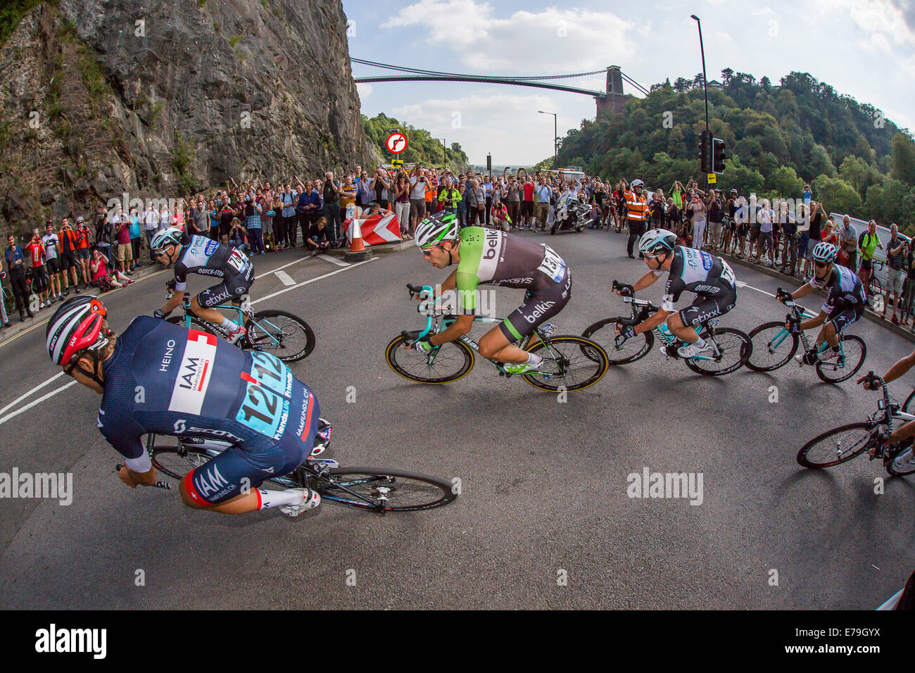 Bristol, UK. 10. September 2014. Tour der britischen Fahrer durchlaufen die Avon-Schlucht mit Clifton Suspension Bridge im Hintergrund, wie sie ihren Weg bis zum Ziel auf der letzten Etappe der Tour in Bristol. Bildnachweis: Adam Gasson/Alamy Live-Nachrichten Stockfoto