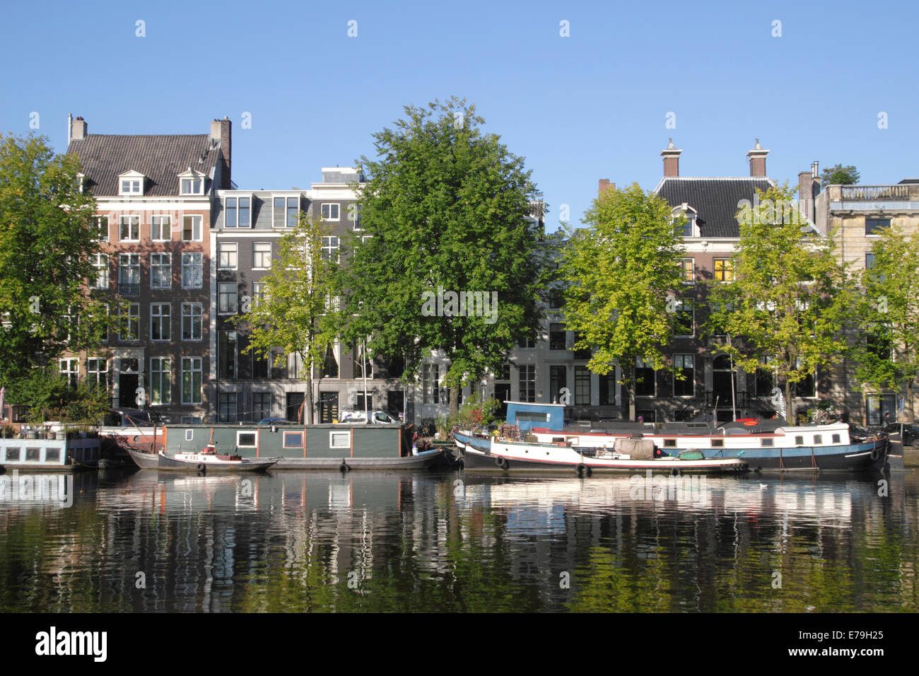 Riverside-Gebäude auf dem Westufer des Flusses Amstel Amsterdam Stockfoto