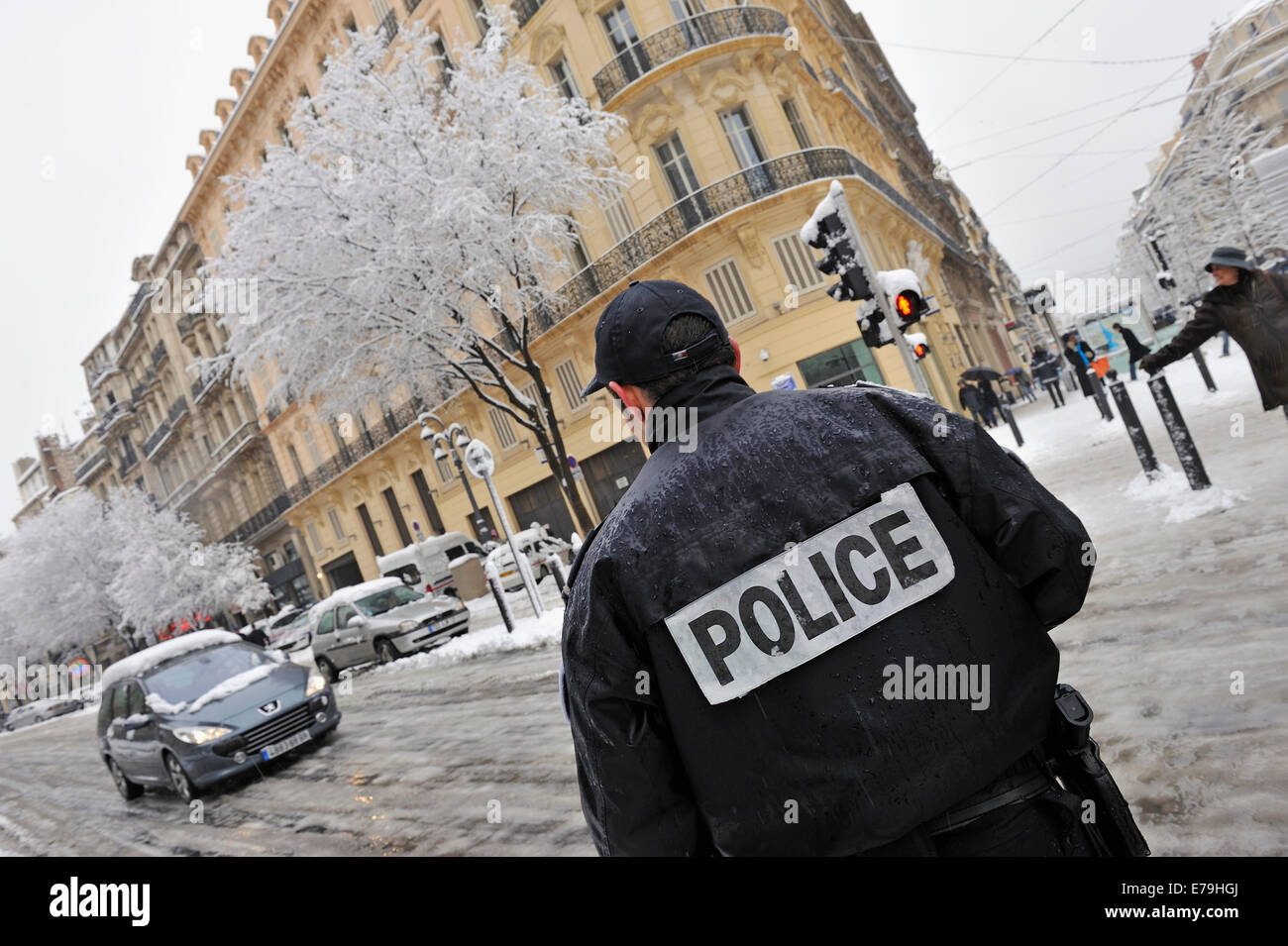 Polizist und Autos nach schweren Schnee in Marseille, Frankreich, Europa Stockfoto