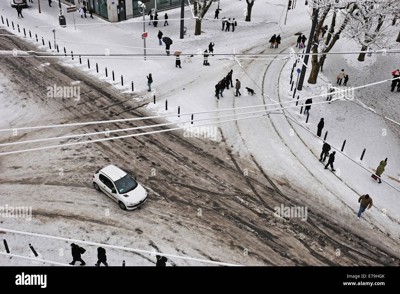 Stadtzentrum Straßenkreuzung und Straßen im Winter nach starkem Schneefall Stockfoto