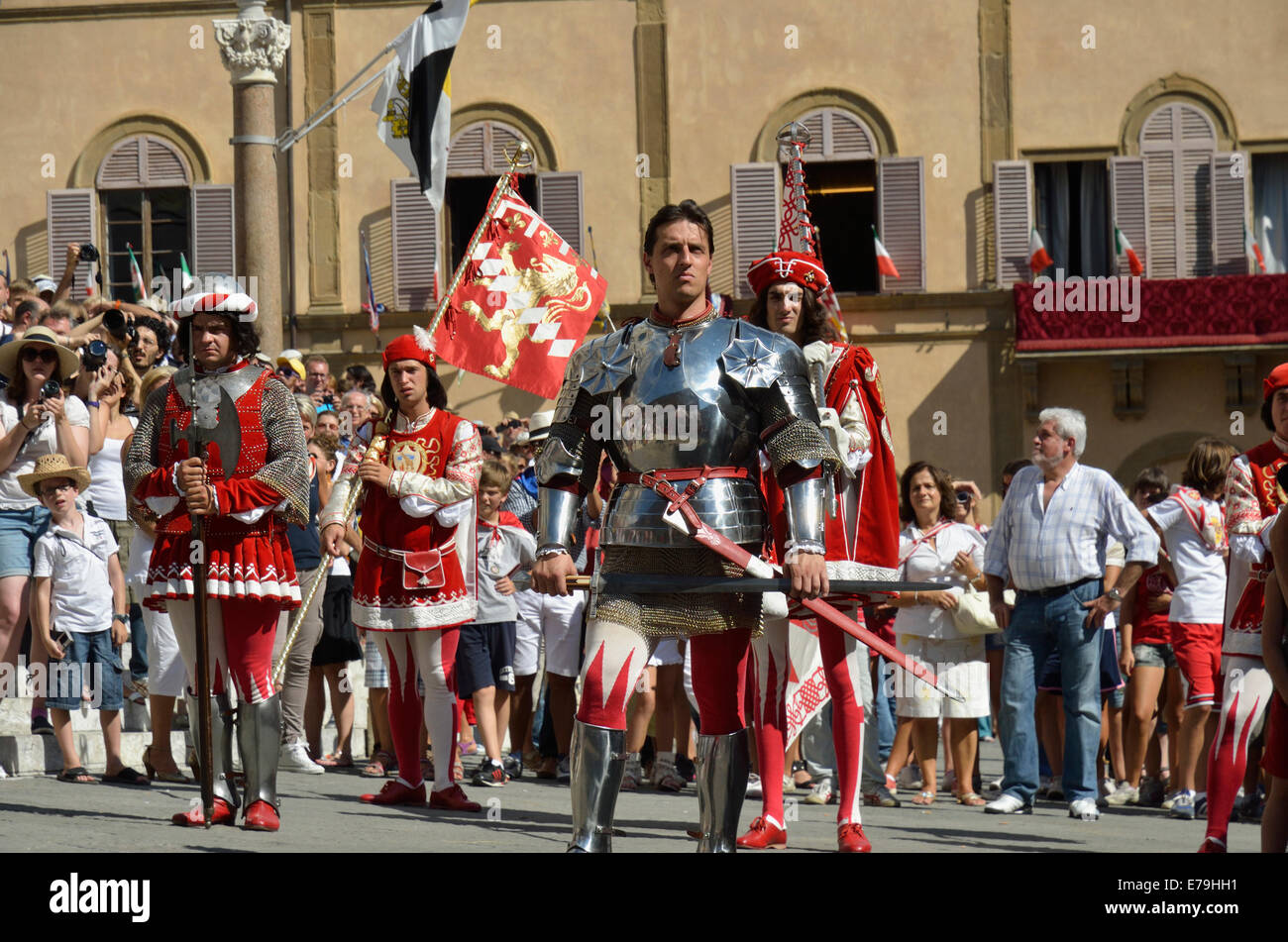 Palio Pferderennen, Corteo Storico Parade vor dem Rennen, Piazza del Duomo, Siena, Toskana, Italien, Europa Stockfoto
