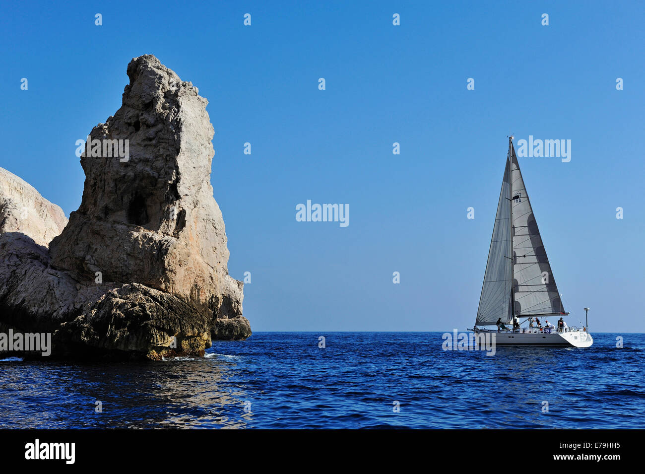 Segelboot von Riou Felsen im Mittelmeer, Marseille, Frankreich, Europa Stockfoto