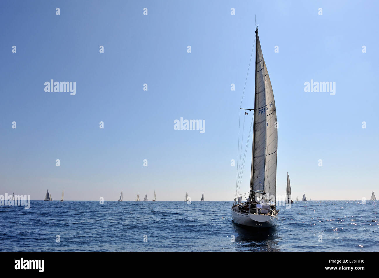 Segelboote während der Regatta in Marseille, Frankreich, Europa im Mittelmeer Stockfoto