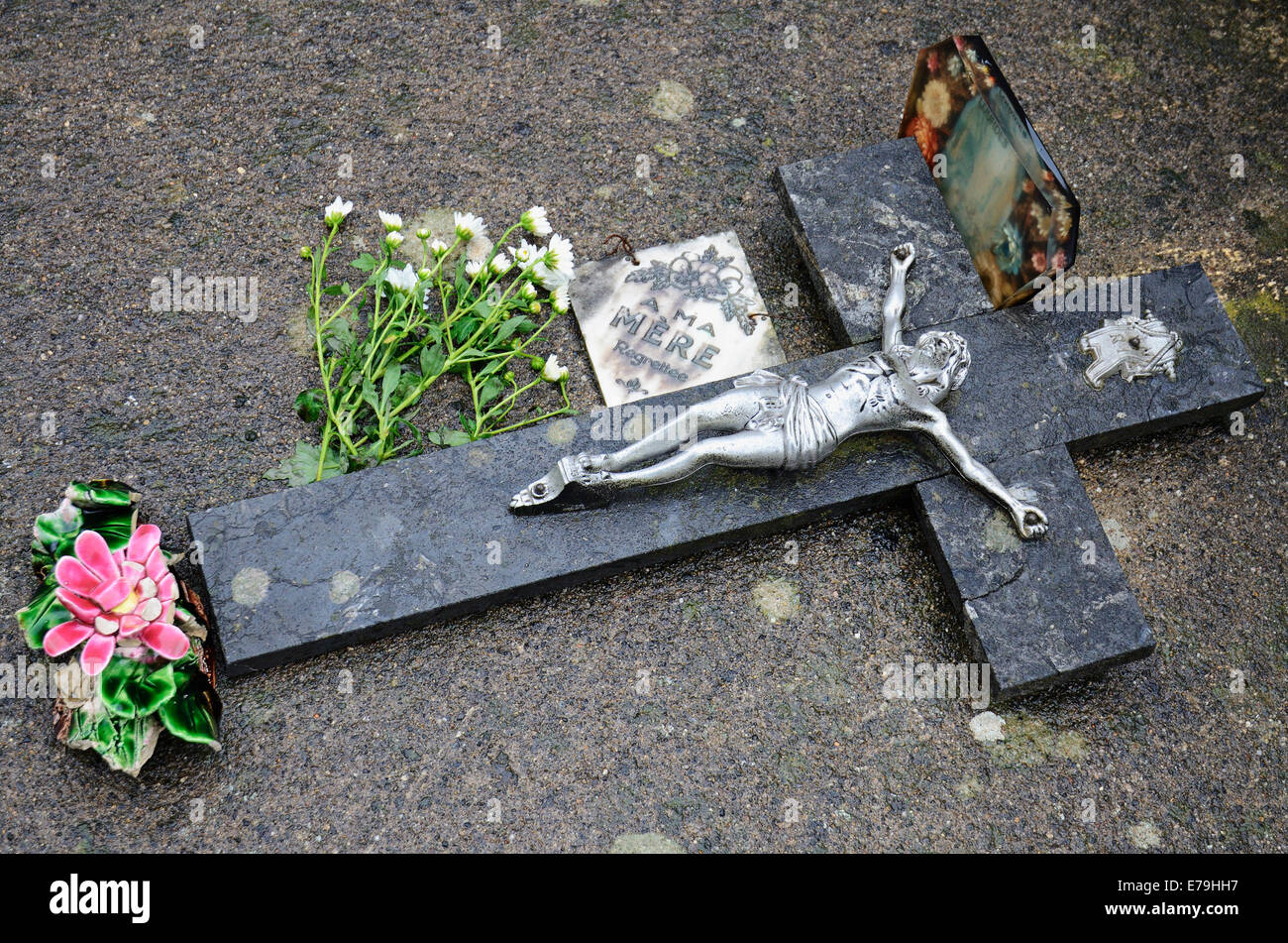 Kreuz, dekorieren ein Grab im Friedhof von Paris, Frankreich, Europa Stockfoto