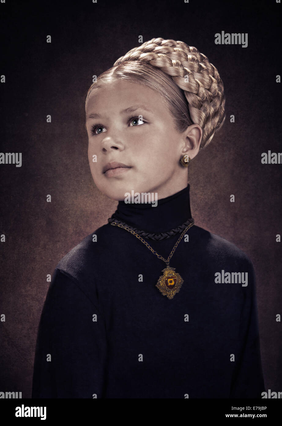 Studio-Porträt eines jungen Mädchens stilisiert als das dunkle Alter Gemälde Stockfoto