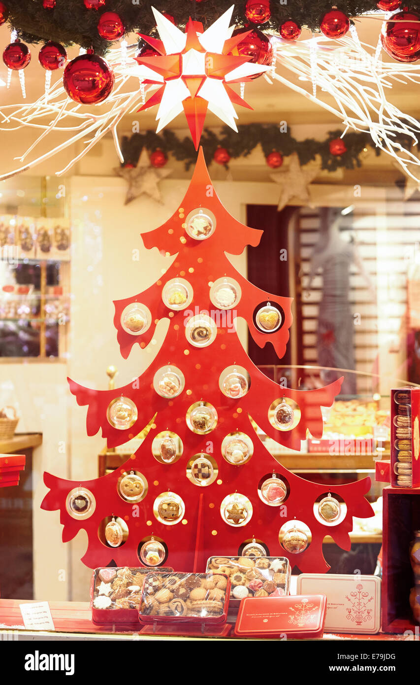 Konditorei-Schaufenster mit Weihnachtsbaum geschmückt mit Gebäck. Colmar. Weinstraße. Haut-Rhin. Das Elsass. Frankreich. Stockfoto