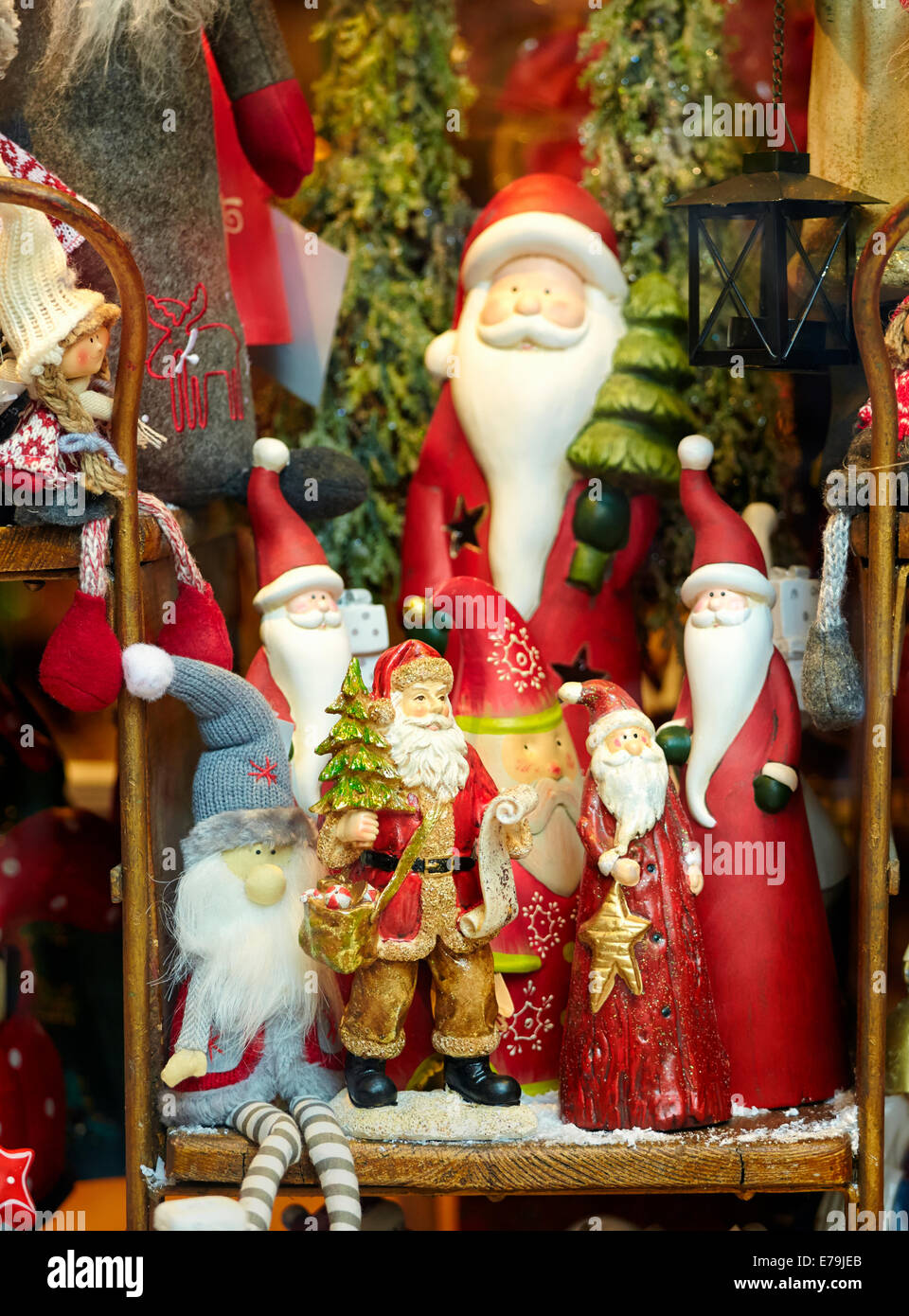Santa Claus dekorativen Figuren auf einen Schaufensterbummel zu Weihnachten. Colmar. Haut-Rhin. Das Elsass. Frankreich. Stockfoto