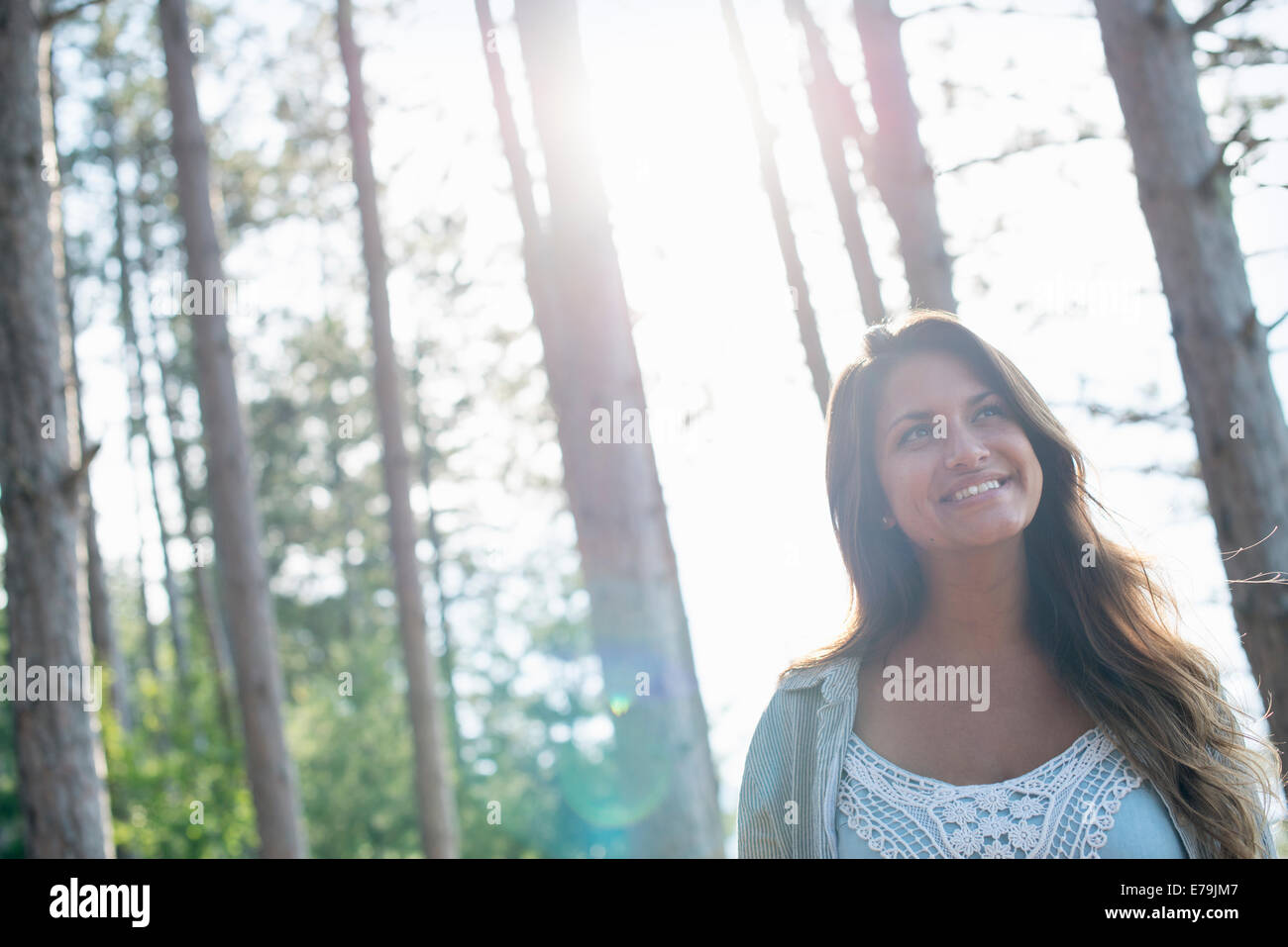 Eine Frau, die einen gemütlichen Spaziergang in einem Wald zu genießen. Stockfoto