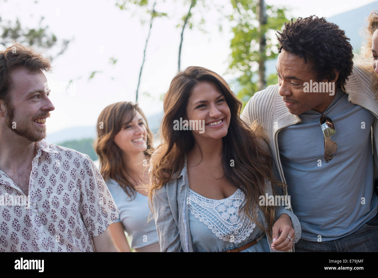 Eine Gruppe von Menschen, die genießen eines gemütlichen Spaziergang an einem See. Stockfoto