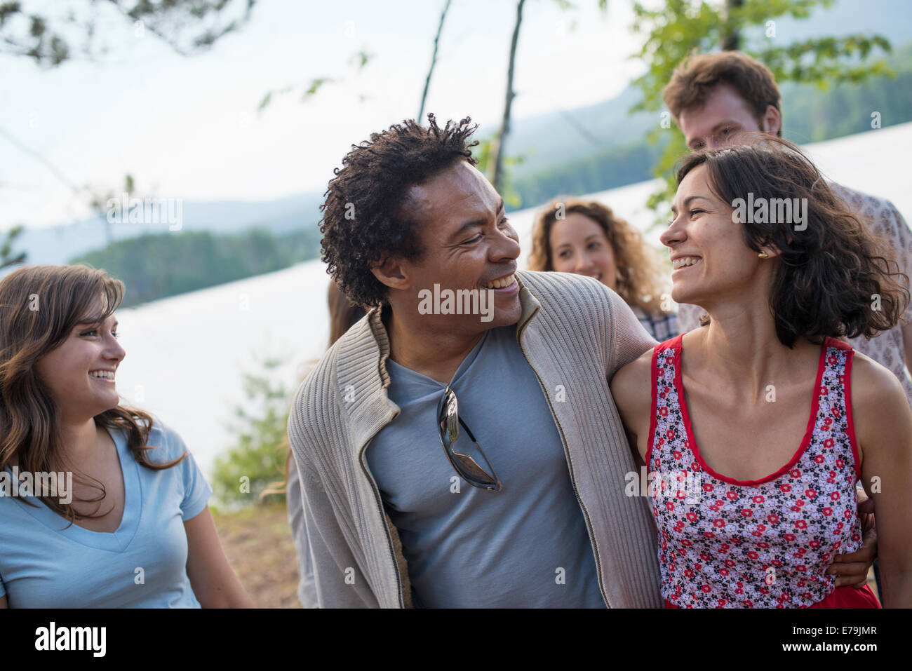 Eine Gruppe von Menschen, die genießen eines gemütlichen Spaziergang an einem See. Stockfoto