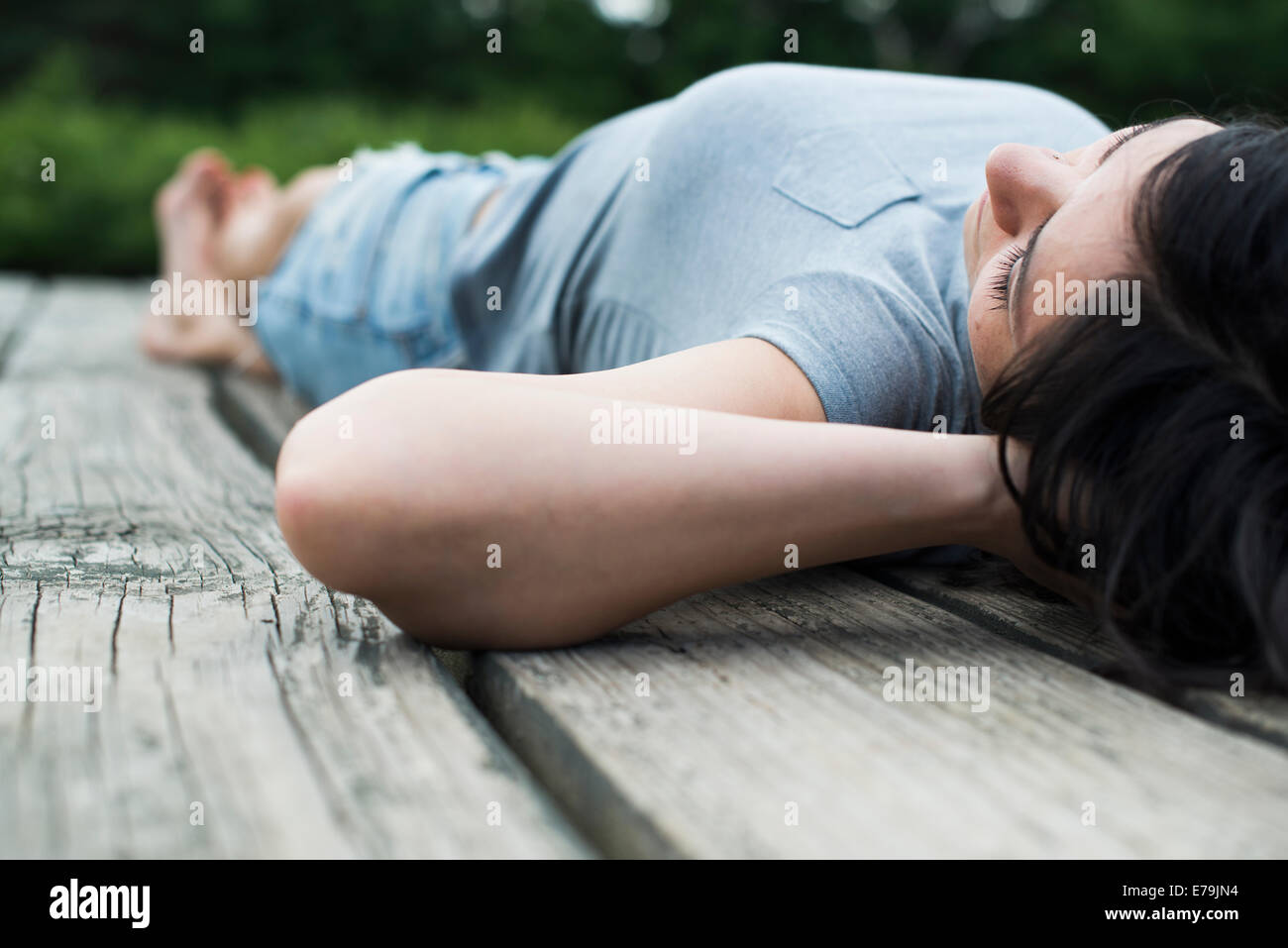 Ein paar entspannende auf einem Steg mit Blick auf einen Bergsee. Stockfoto