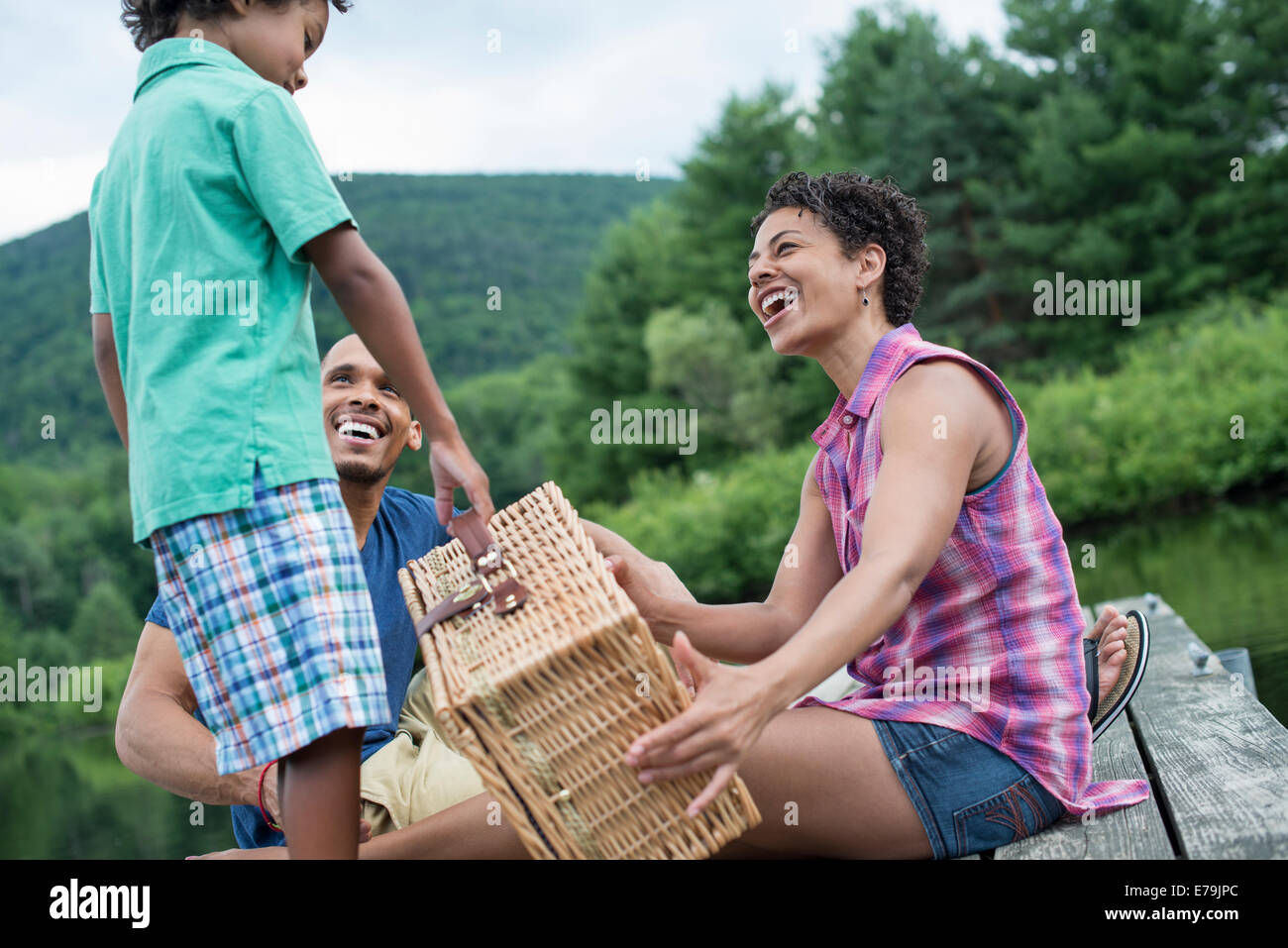 Eine Familie mit einem Sommerpicknick an einem See. Stockfoto