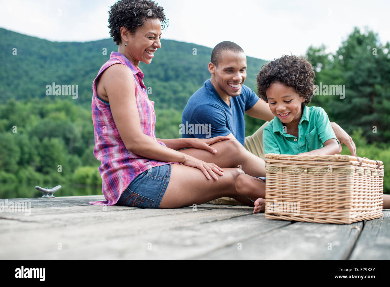 Eine Familie mit einem Sommerpicknick an einem See. Stockfoto