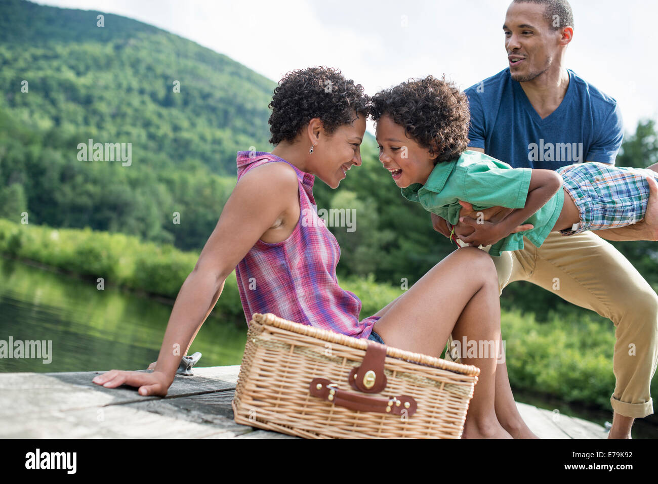 Eine Familie mit einem Sommerpicknick an einem See. Stockfoto