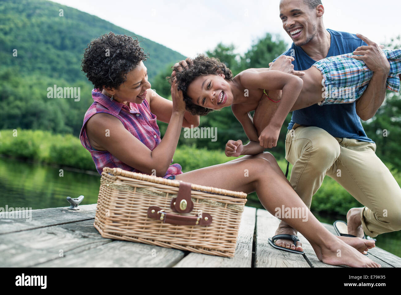 Eine Familie mit einem Sommerpicknick an einem See. Stockfoto