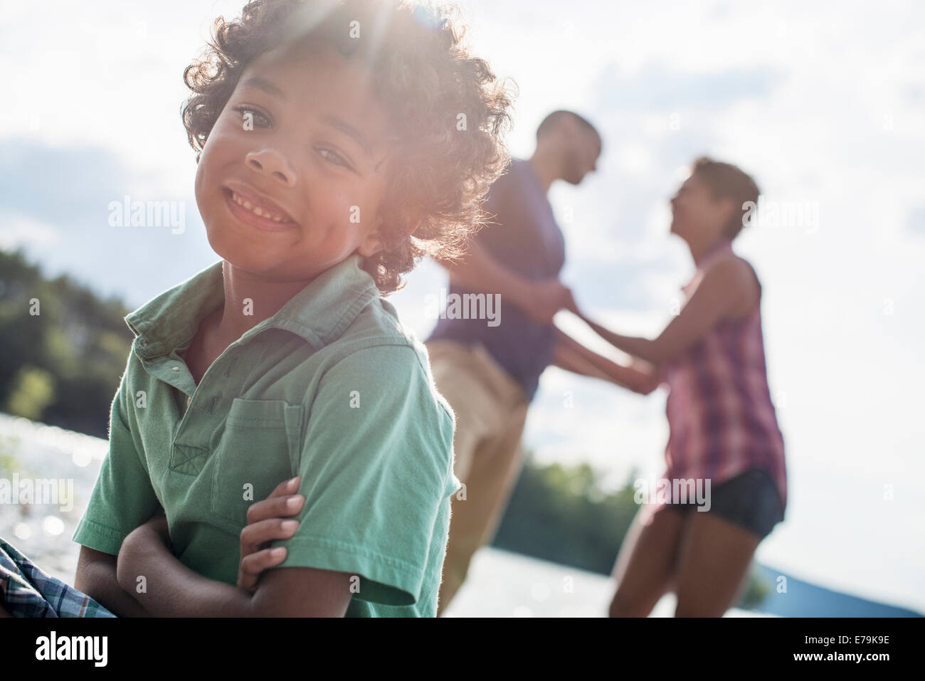 Eine Familie, Eltern und Sohn an einem See im Sommer. Stockfoto