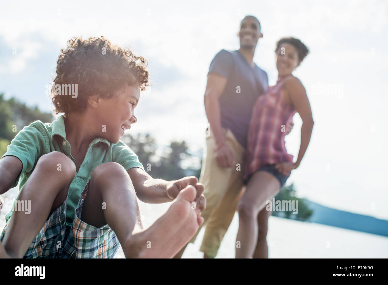 Eine Familie, Eltern und Sohn an einem See im Sommer. Stockfoto