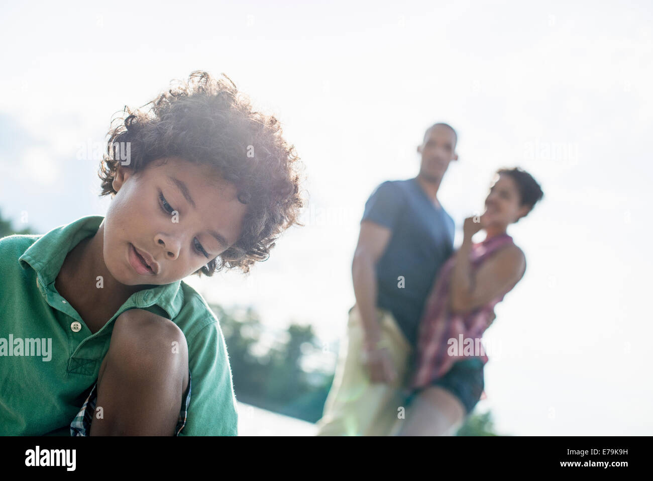 Eine Familie, Eltern und Sohn an einem See im Sommer. Stockfoto