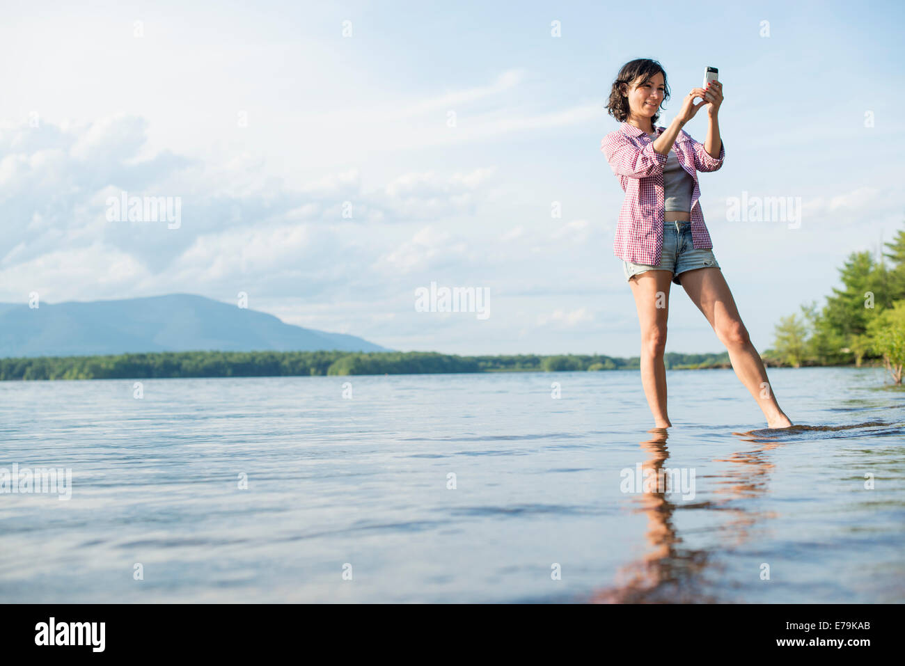 Eine Frau in einem See im Sommer. Nehmen ein Foto. Stockfoto