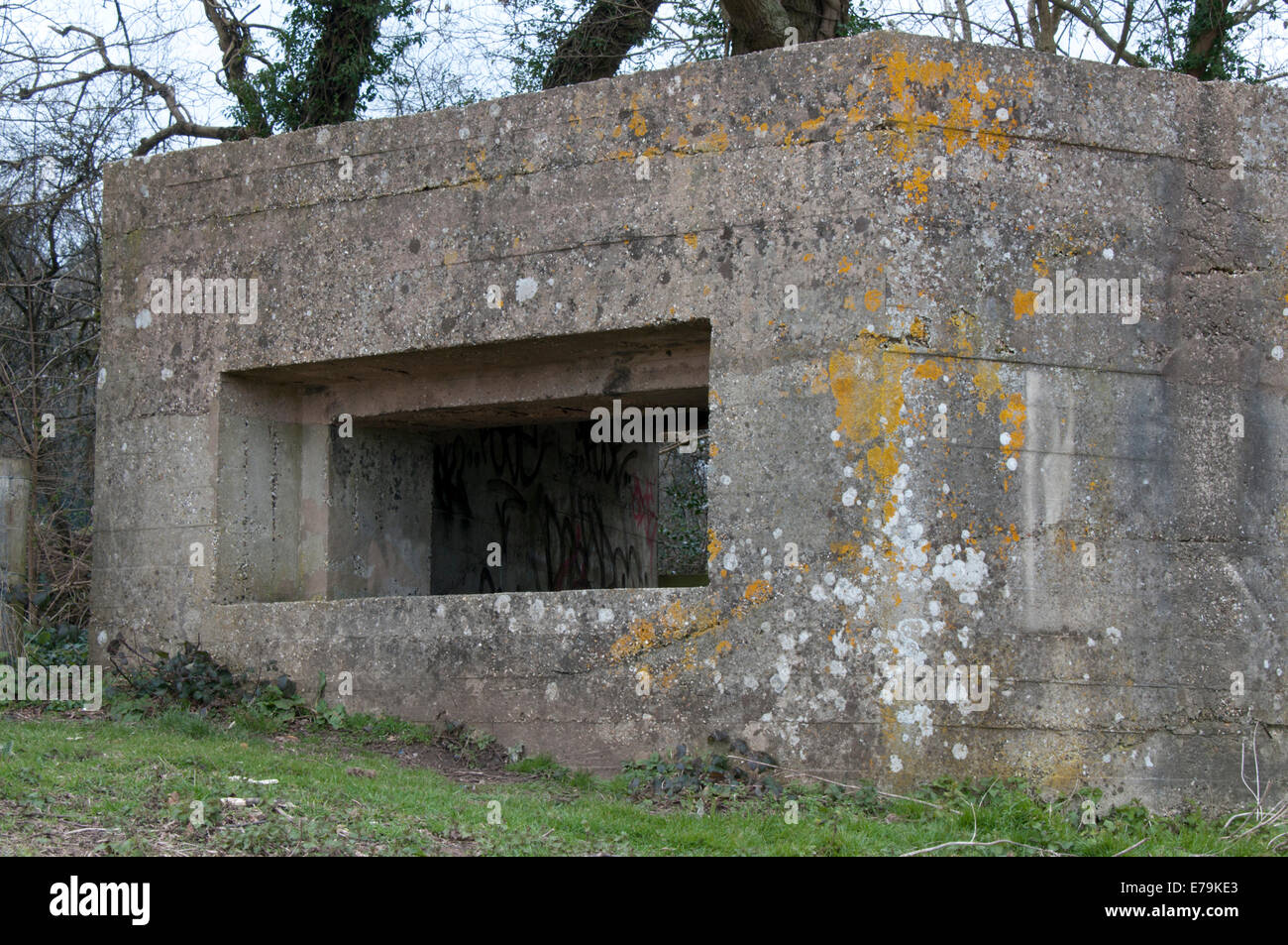 Eine Artillerie-Lage mit Blick auf das Tal Arun gebaut im 2. Weltkrieg Stockfoto
