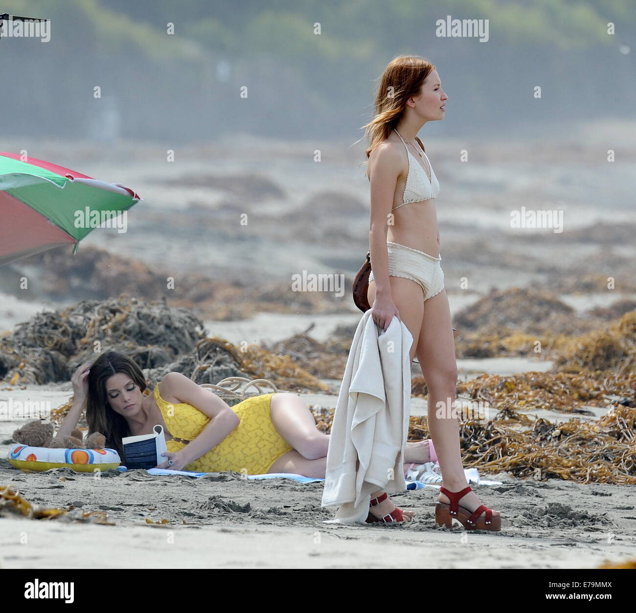 Ashley Greene zeigt ihren Beach-Body im Vintage-Stil Badeanzug am Set von "The Shangri-La Suite" schießen auf Position in Redondo Beach. Die Schauspielerin, die Priscilla Presley im Film darstellen, wurde zusammen mit Co-Star Emily Browning, die zu Stockfoto