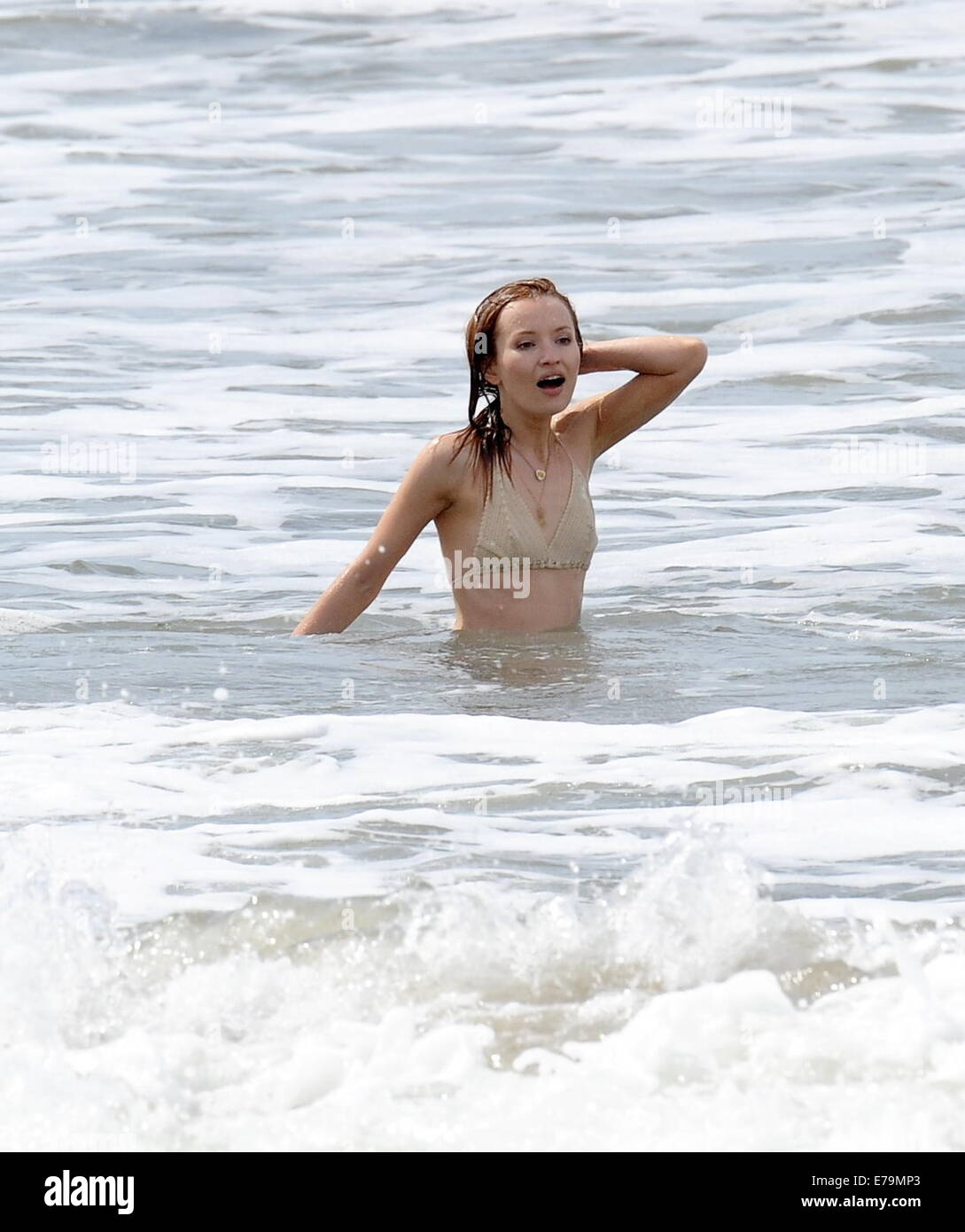 Ashley Greene zeigt ihren Beach-Body im Vintage-Stil Badeanzug am Set von "The Shangri-La Suite" schießen auf Position in Redondo Beach. Die Schauspielerin, die Priscilla Presley im Film darstellen, wurde zusammen mit Co-Star Emily Browning, die zu Stockfoto