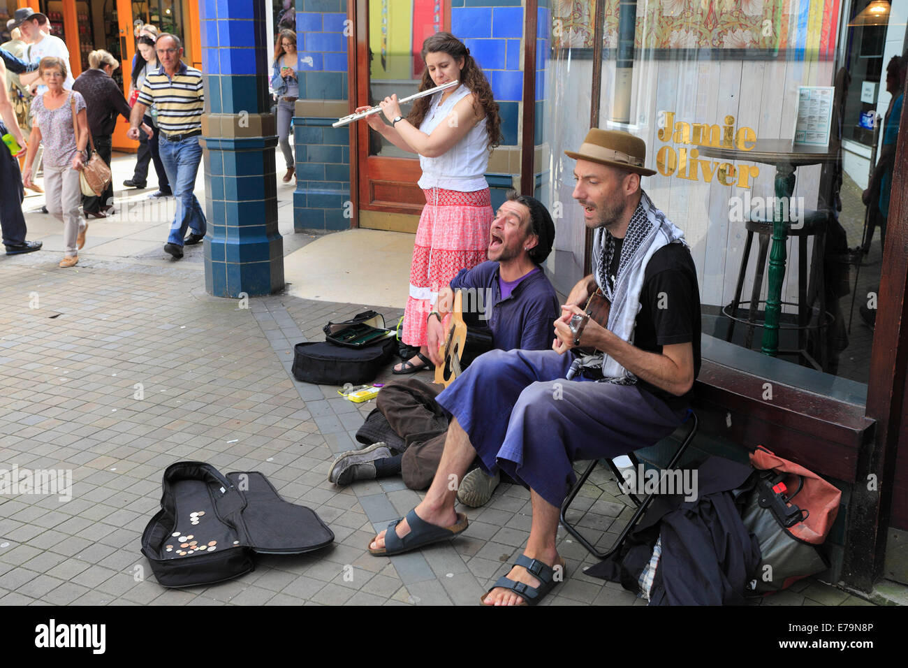 Eine Gruppe von Straßenmusikern in Norwich City Centre, England, UK. Stockfoto