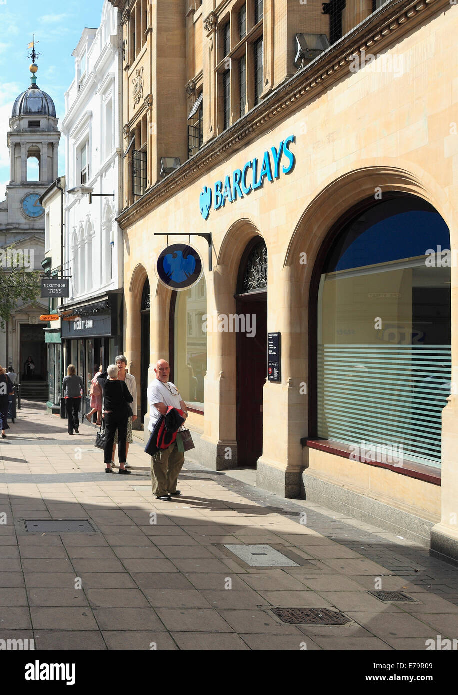 Barclays Bank und Fußgänger in Norwich. Stockfoto