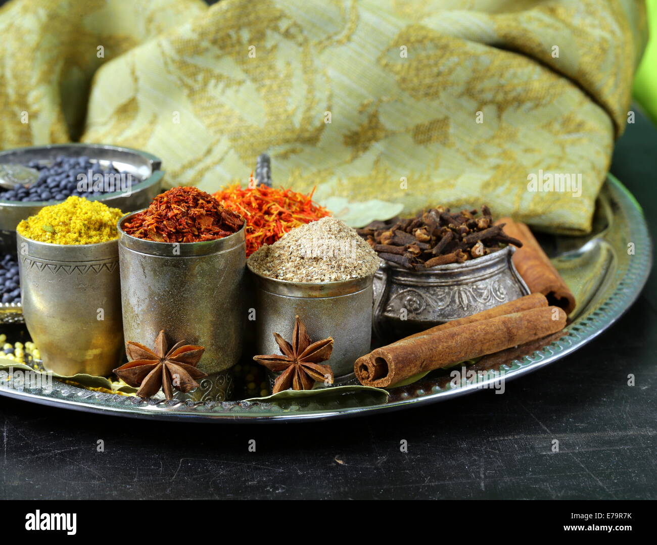 Sammlung von verschiedenen Gewürzen (Paprika, Kurkuma, Pfeffer, Anis, Zimt, Safran) Stockfoto