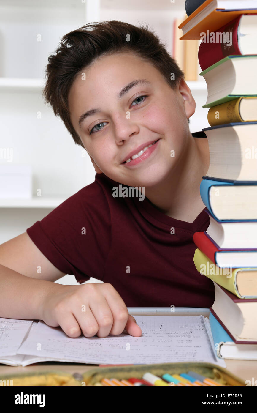 Kleiner Junge in der Schule hinter Büchern suchen Stockfoto