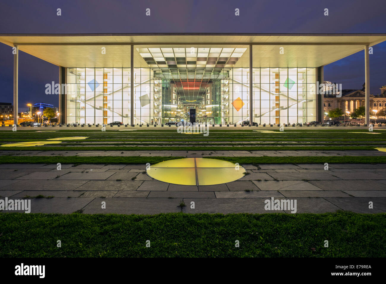 Paul Lobe Haus Regierungsbüro Gebäudeteil des Bundestages in der Nacht in Berlin Deutschland Stockfoto