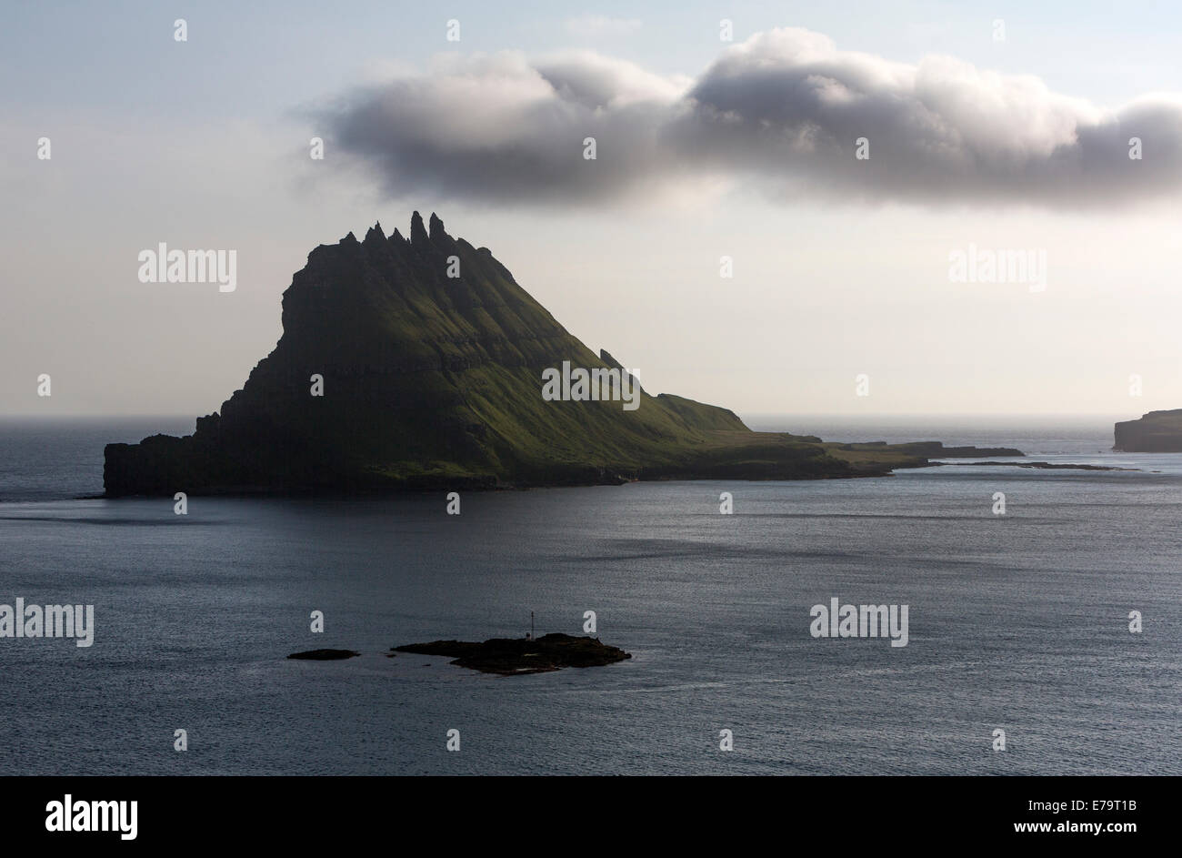 Dramatischen Blick auf Sørvágur Insel hier, ein Fjord auf der Westseite der Insel Vágoy Stockfoto