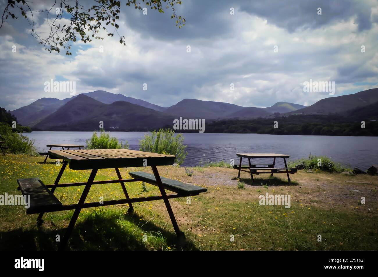 Rastplatz am See - Picknickbank am See, Llanberis - Snowdonia Stockfoto